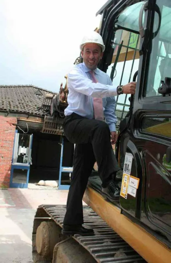 Klinik-Chef Dr. Mani Rafii startet die Abrissarbeiten