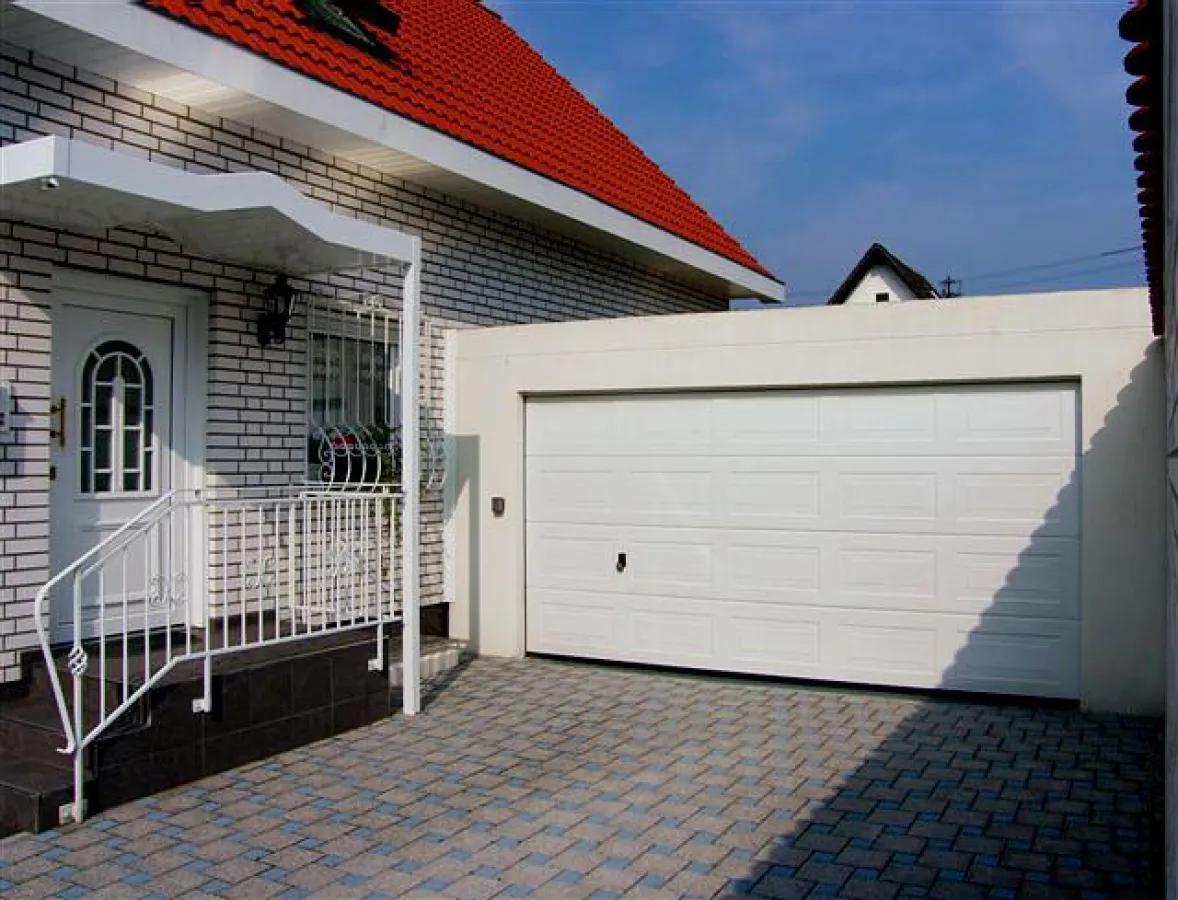 Großraumgarage mit Sektionaltor