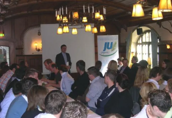 Bild: Großer Wissensaustausch bei der Jungen Union Oberbayern