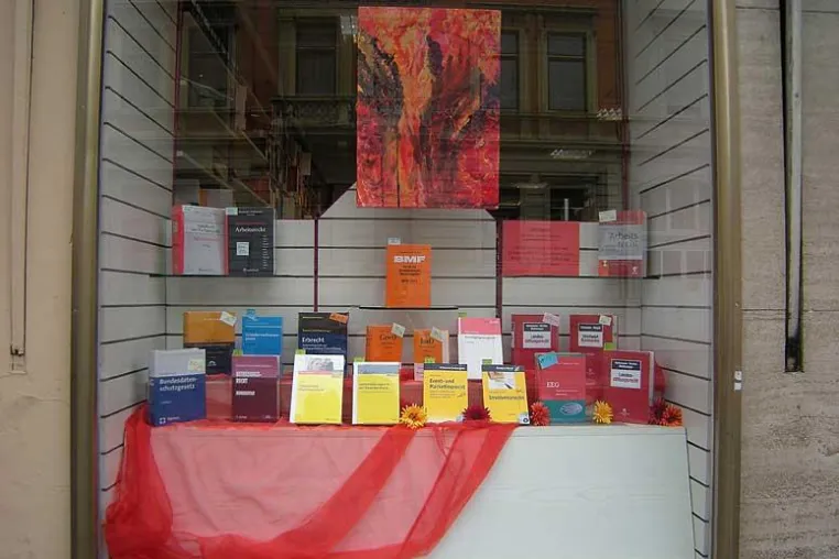 Bild: Juristisches Fachwissen und Acrylkunst