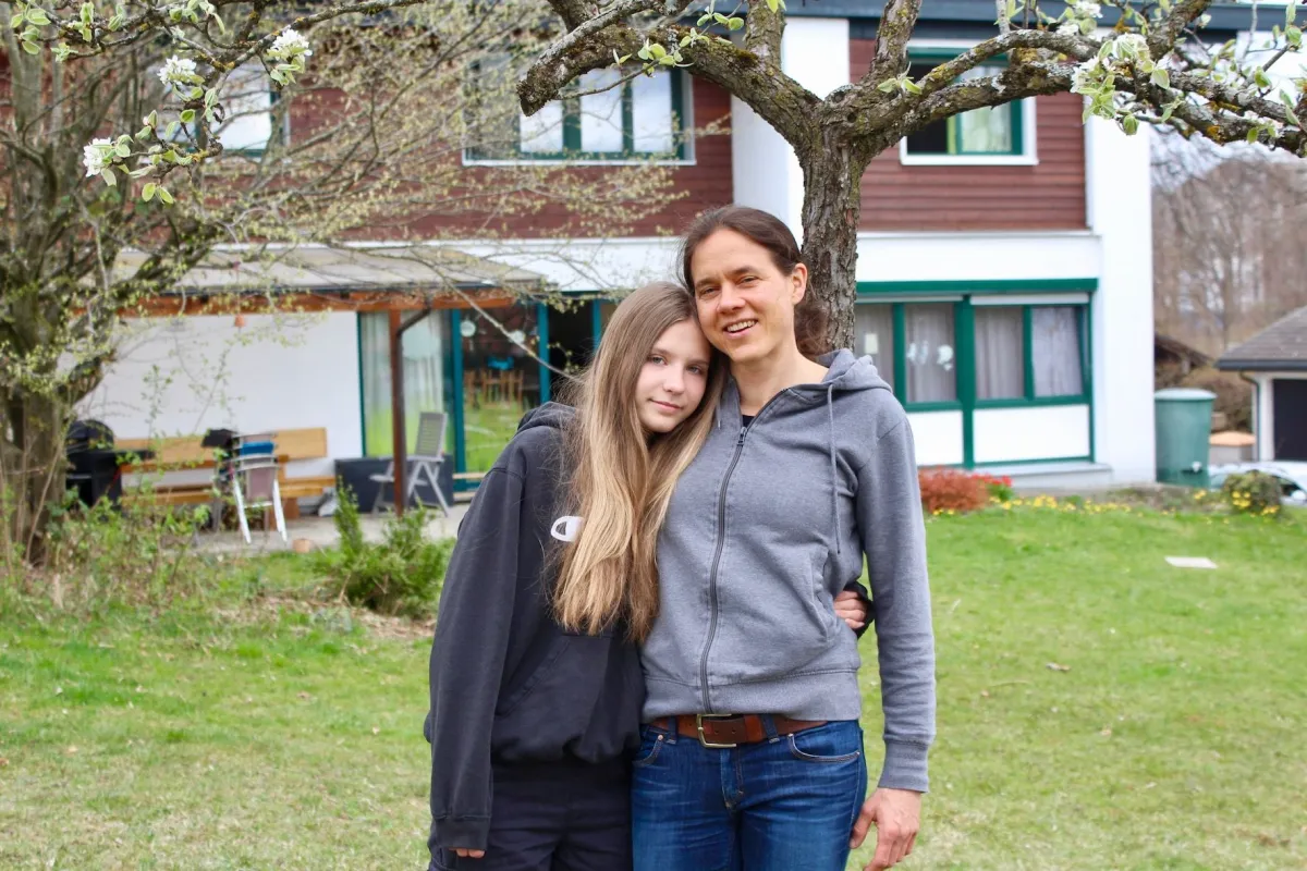 Hausmutter Christine Ferroggiaro mit der Ältesten vor ihrem Haus im oberbayerischen Irschenberg. (© Florian Lintz, bfl-relations.de)