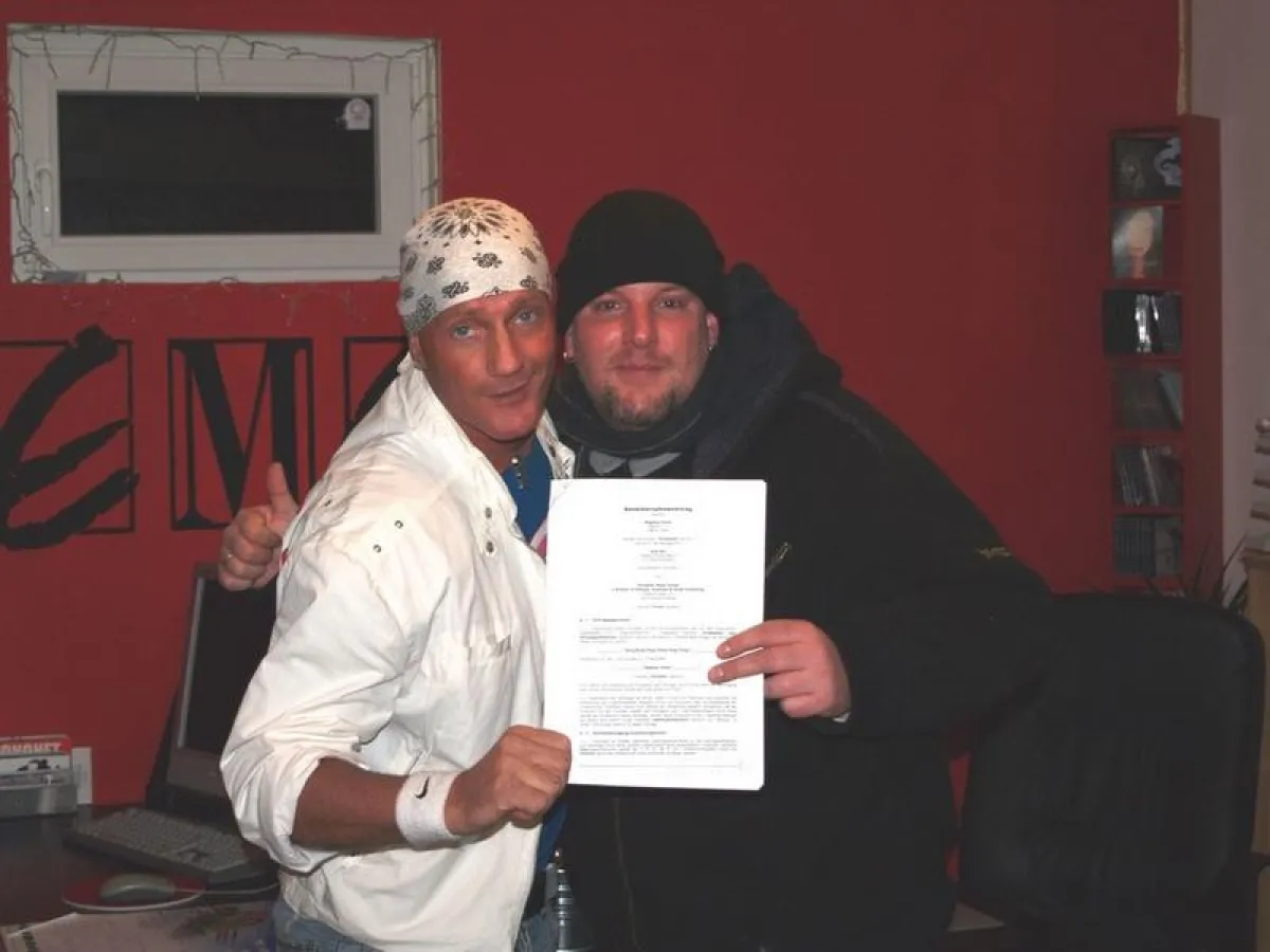 Stephan Dicke (links) zusammen mit dem EMG Plattenboss Christian Schulze (rechts)