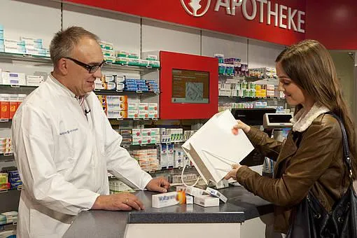 Bild: Apotheken überprüfen Hausapotheke - Tag der Apotheke am 24. Mai 2012
