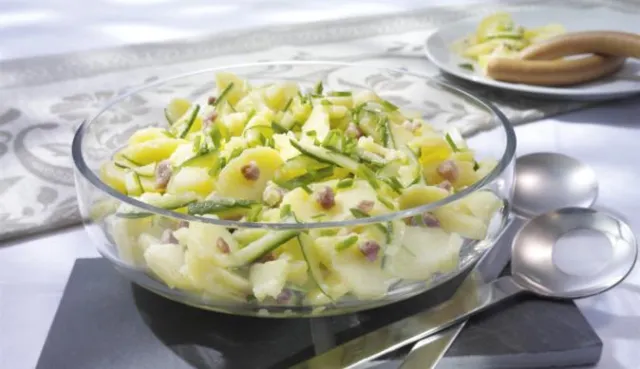 Bild: Leckere Stärkung gefällig? Kartoffelsalat mit Speck und Gurke - Dein Rezept für den Fußballsommer