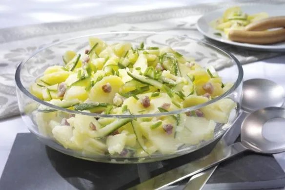Leckere Stärkung gefällig? Kartoffelsalat mit Speck und Gurke - Dein Rezept für den Fußballsommer Bild: Leckere Stärkung gefällig? Kartoffelsalat mit Speck und Gurke - Dein Rezept für den Fußballsommer