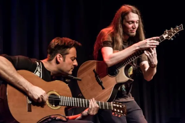 Bild: AM MUTTERTAG: GIPFELTREFFEN DER AKUSTISCHEN GITARREN André Krengel und Mike Dawes in Giekau