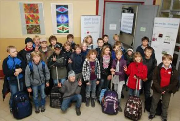 Bild: Erste elternfinanzierte Laptopklasse am Hegel-Gymnasium Fünftklässler erhalten eigene Netbooks