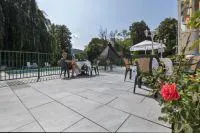 Bild: Pflegeleichte Gestaltungsmöglichkeiten für die Terrasse: Beständig schön durchs Jahr