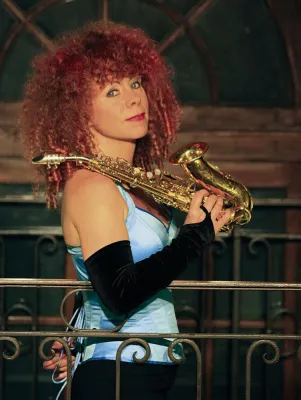 Bild: Saxophonistin Tina Tandler präsentiert das WELTENKLANG-Weihnachtskonzert im Französischen Dom