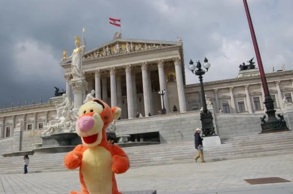 Bild: Tiger Jimmy entdeckt Wien, organisiert von Teddytours, Spezialist für Stofftierreisen