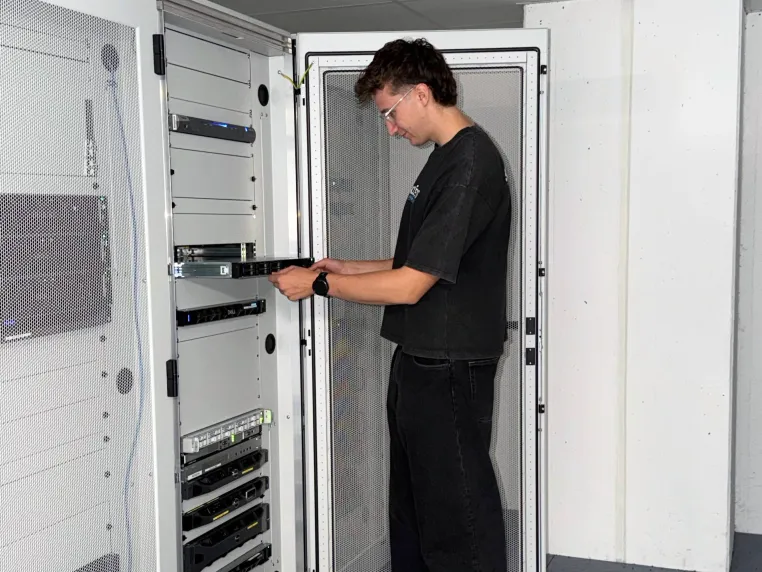 Vom ersten IT-Azubi der OTH Regensburg zur IT-Fachkraft und zum Studenten Bild: Vom ersten IT-Azubi der OTH Regensburg zur IT-Fachkraft und zum Studenten