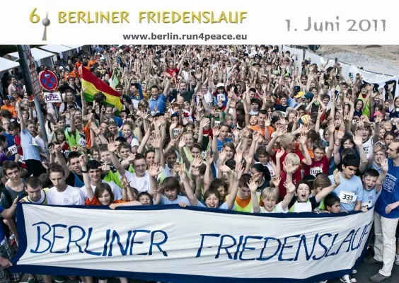 Bild: Lauf mit! Für den Frieden. 6. Berliner Friedenslauf am 01. Juni 2011 am Brandenburger Tor/ Straße des 17. Juni