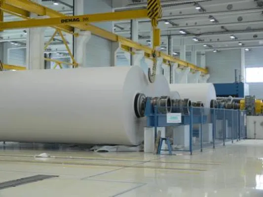 Bild: Der „Zeitungspapier-Champion“ zeigt, was er drauf hat