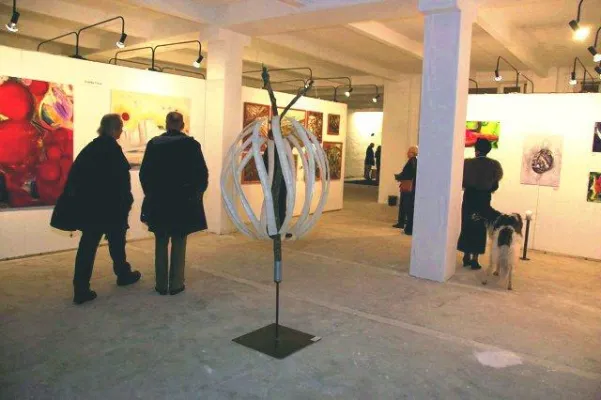 Bild: Viele Besucher zur Eröffnung der Berliner Kunst-Ausstellung BAGL - afFAIRS - 2010