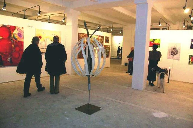 Bild: Viele Besucher zur Eröffnung der Berliner Kunst-Ausstellung BAGL - afFAIRS - 2010