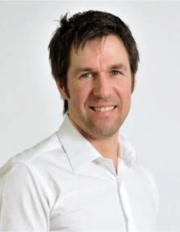 Tim Höchel, Managing Director der Full Moon Group Ltd., freut sich über den silbernen Apfel des EVA-