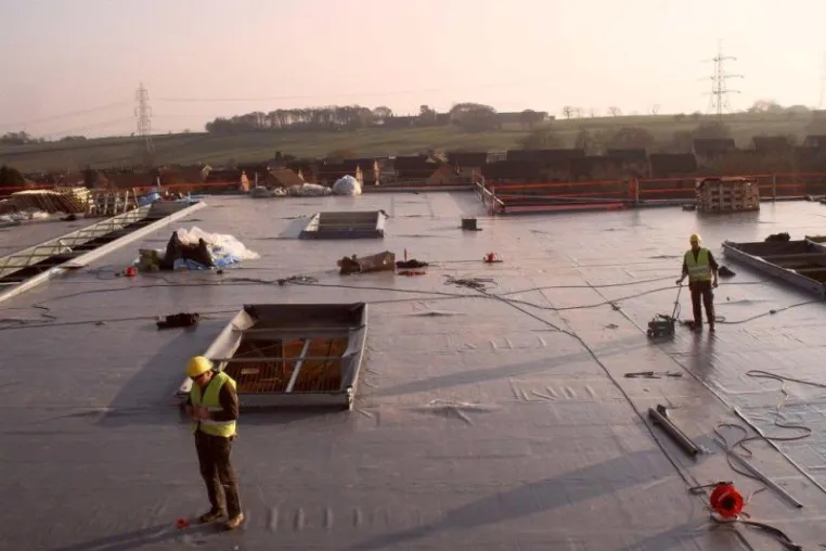 Bild: Bremerhavener Dachdecker stellen Expertise in England unter Beweis