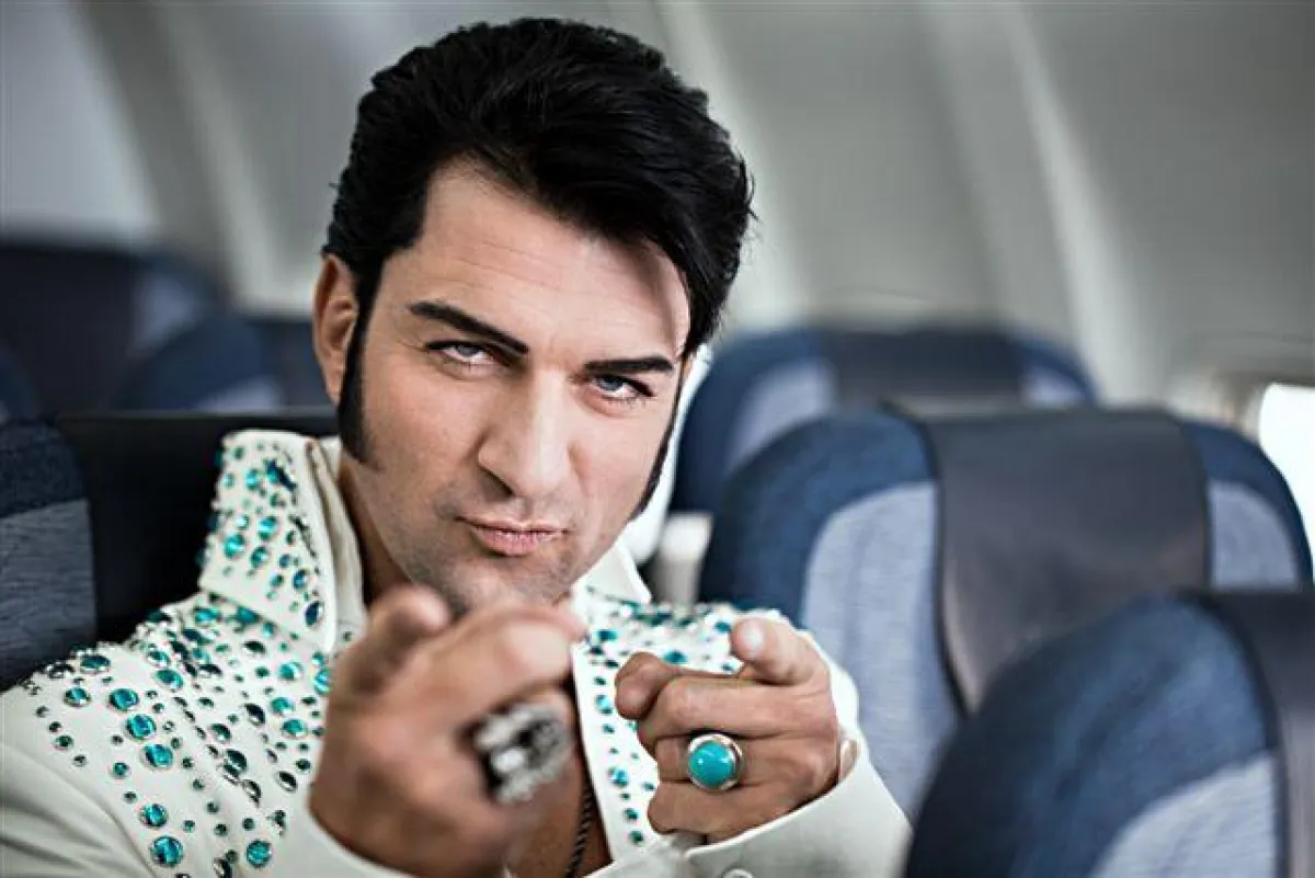 Elvis-Imitatoren unterhalten Passagiere an Bord der Condor Las Vegas-Flüge