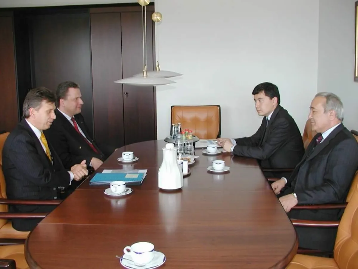 Wirtschaftsgespräche in der IHK Lübeck, von links: IHK Präses Bernd Jorkisch, Christoph Gaudecki, Wirtschaftsattaché Parpiev und Usbekistans Botschafter in Deutschland Ison Mustafoev