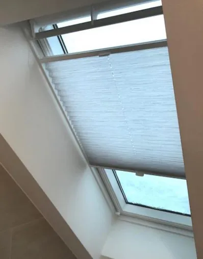 Dachfenster-Plissee zum Kleben: Die schnelle und sichere Variante ohne Bohren Bild: Dachfenster-Plissee zum Kleben: Die schnelle und sichere Variante ohne Bohren