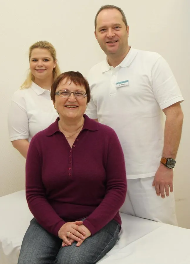 Patientin Dagmar Wolbersen (Mitte) mit ihrem Operateur Dr. Ralph Nowak (rechts) und Maike Schrod.