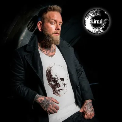 Bild: Linui launcht erste mit Blut bedruckte T-Shirt-Kollektion