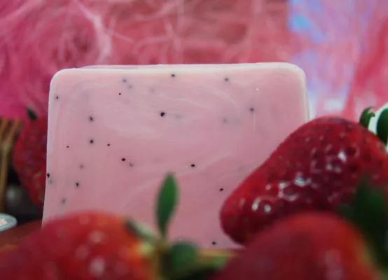 Bild: Sweet Summer-Feeling: Die Seifenmanufaktur Frankfurt lanciert neue Pflegelinie „Erdbeereis“