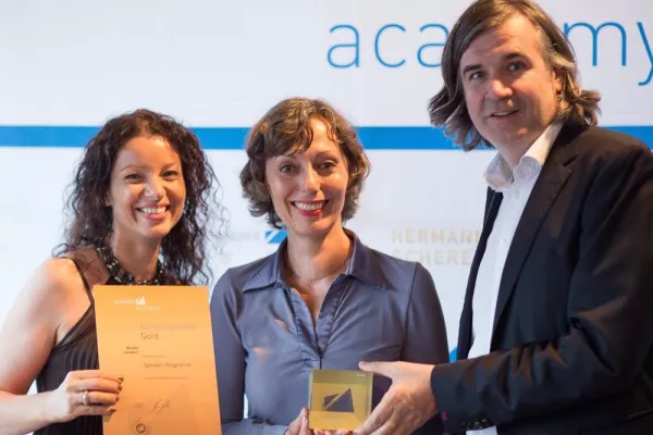 Bild: Die Berlinerin Monika Schubert gewinnt den Golden Award beim internationalen Speaker-Slam