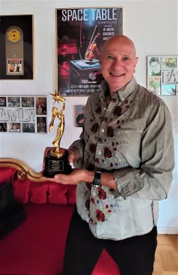 Bild: JD Wood (Jörg Dewald) erhält Vegas Movie Award 2022 als Komponist der Space Table Symphony