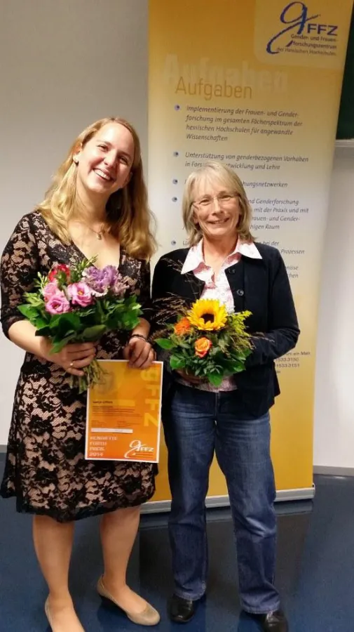 Preisträgerin Sonja Urban, Absolventin der FRA-UAS, und Prof. Dr. Lotte Rose, FRA-UAS. Quelle: gFFZ