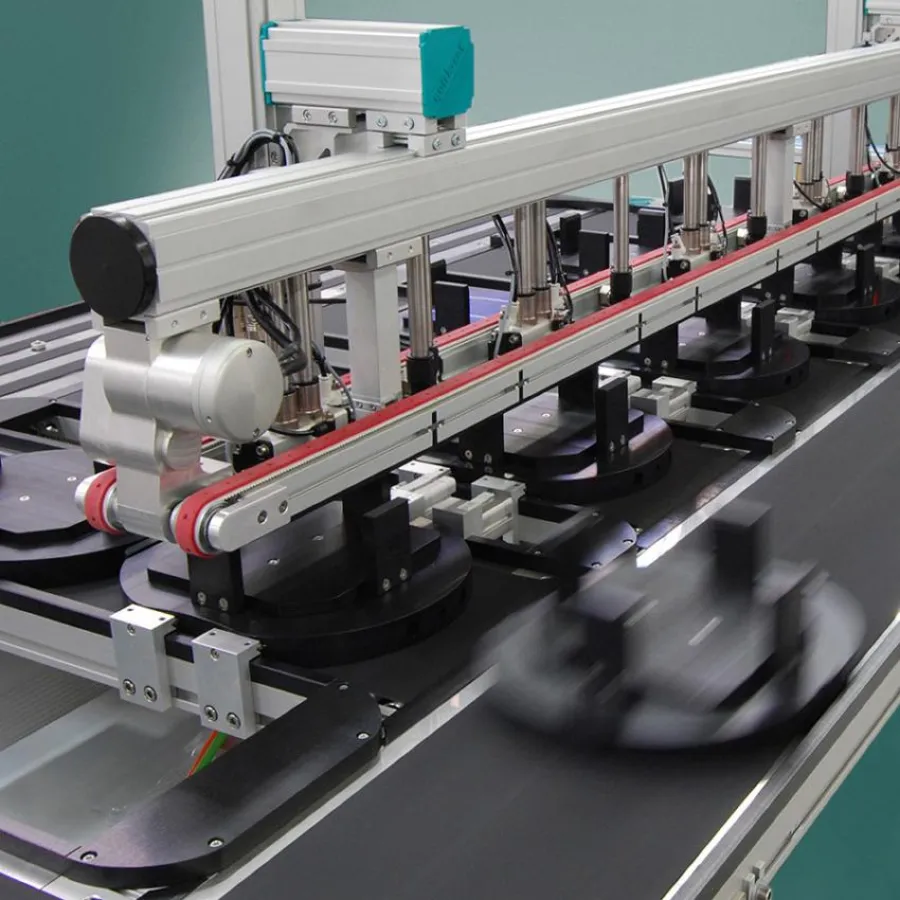 Kundenspezifische Anwendung - bestehend aus einem Längstransfersystem in Verbindung mit einem Vakuum