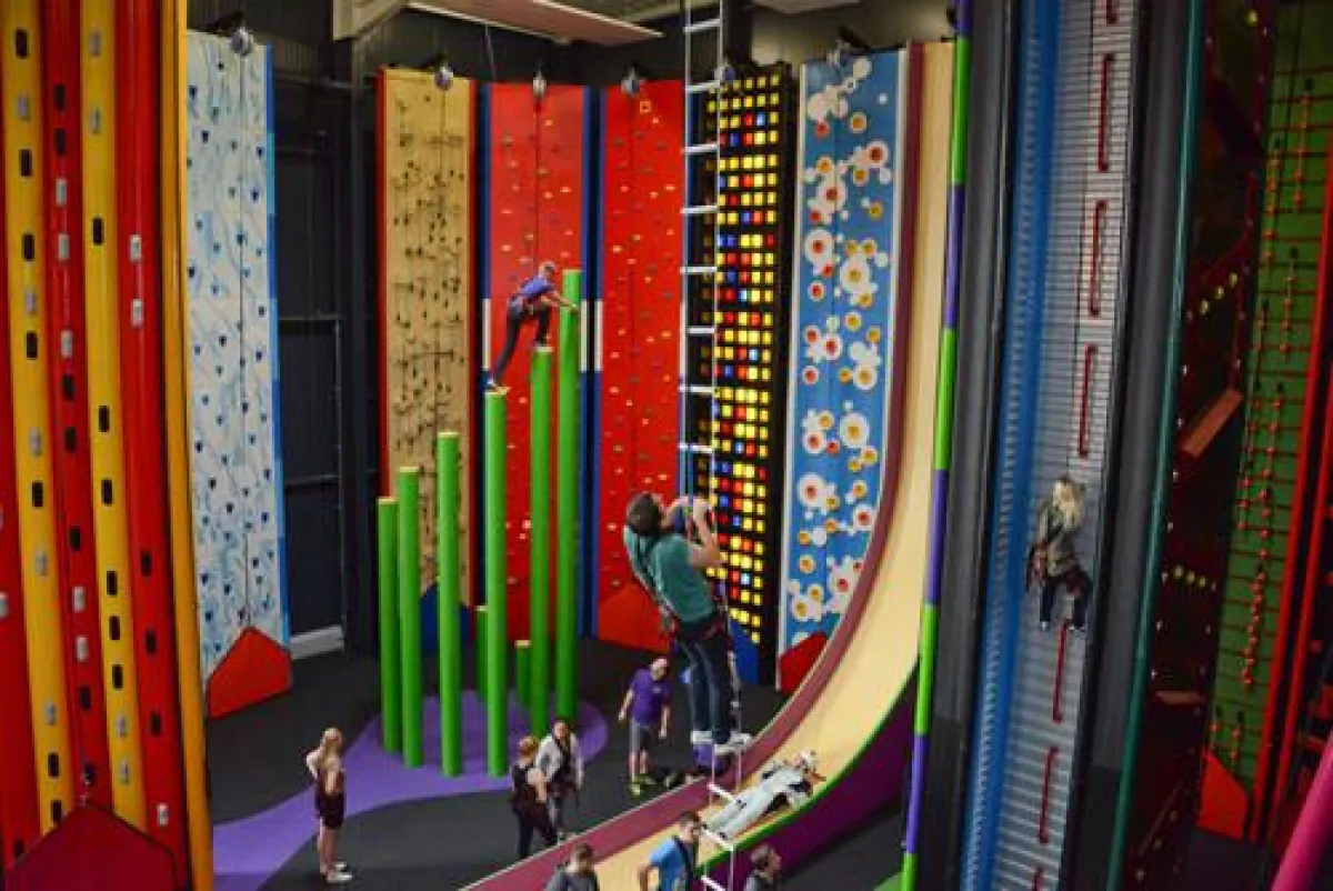 In der Clip ‘n Climb-Anlage in Viersen stehen 35 verschiedene Klettermodule