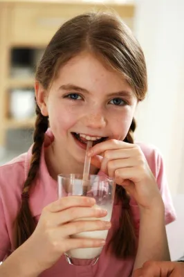 Bild: Mit Sipahh trinken Kinder gerne Milch - Innovativer Trinkhalm unterstützt gesunde Ernährung