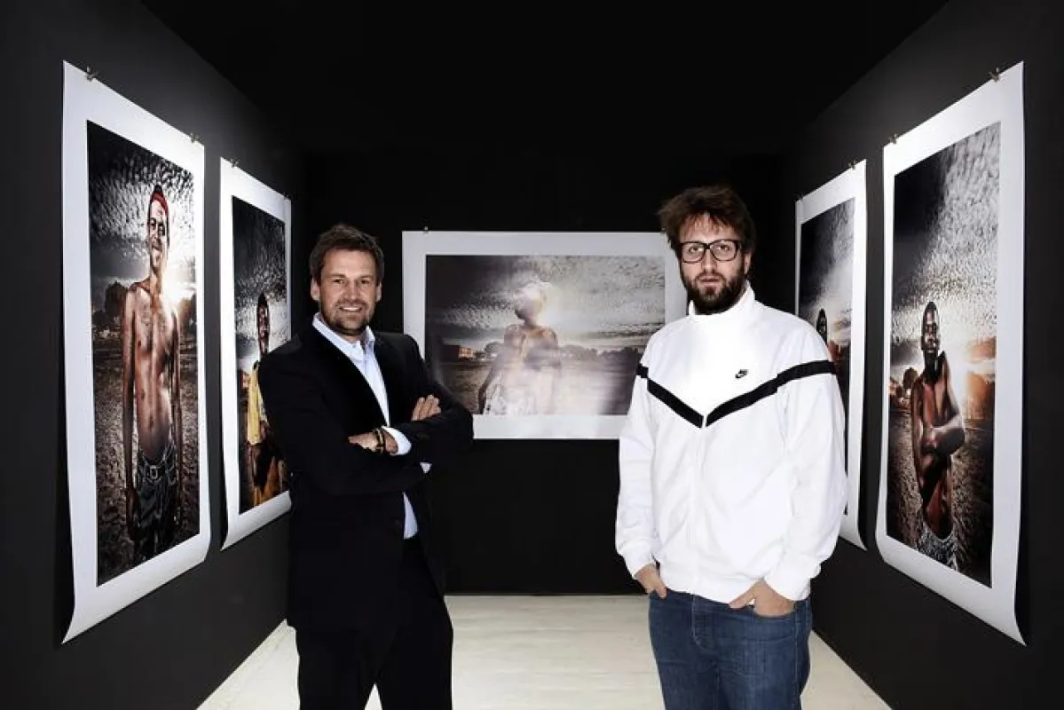 Olaf Lumma (li) und Paul Ripke vor ihrer in Südafrika fotografierten Portraitserie