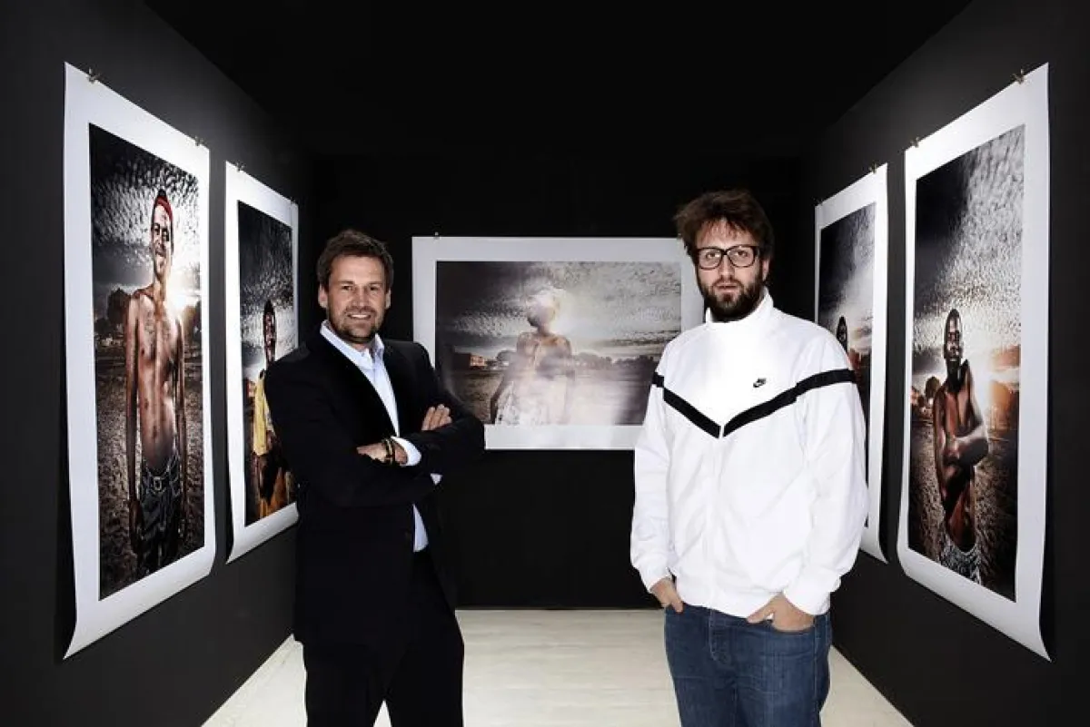 Olaf Lumma (li) und Paul Ripke vor ihrer in Südafrika fotografierten Portraitserie