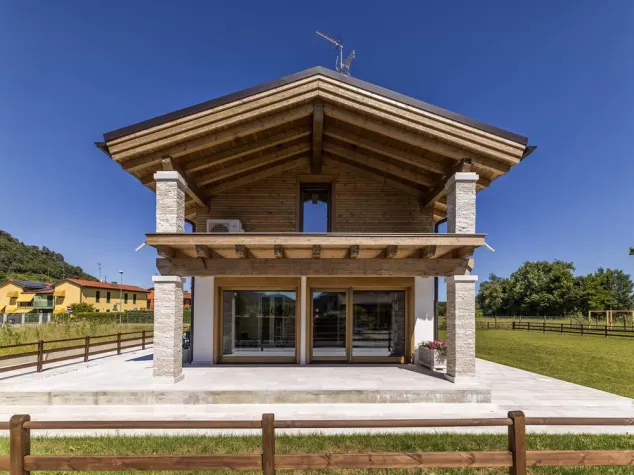 Bild: Holzhaus mit ausdrucksstarkem Materialmix