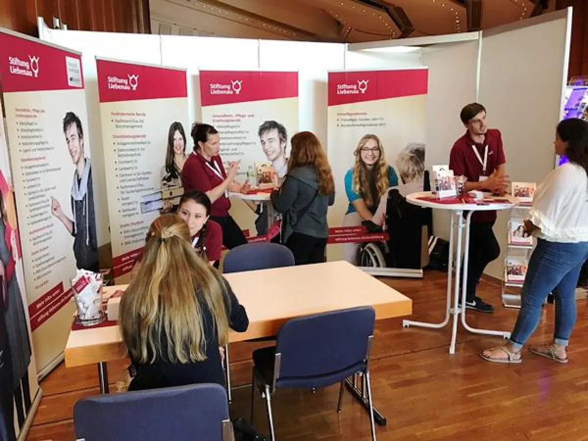 Am Stand der Stiftung Liebenau wurde zu den verschiedenen Ausbildungsmöglichkeiten beraten.