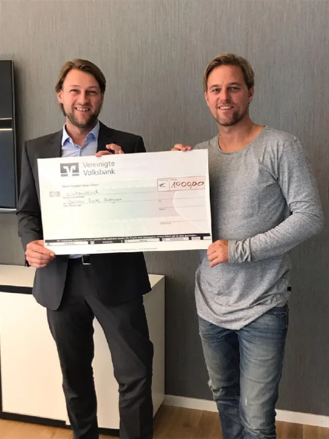 Beim Überreichen der Spende: Eugen Mönig (l) und Timo Hildebrand (r)