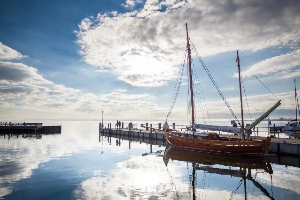 Zeeswboot im Hafen
