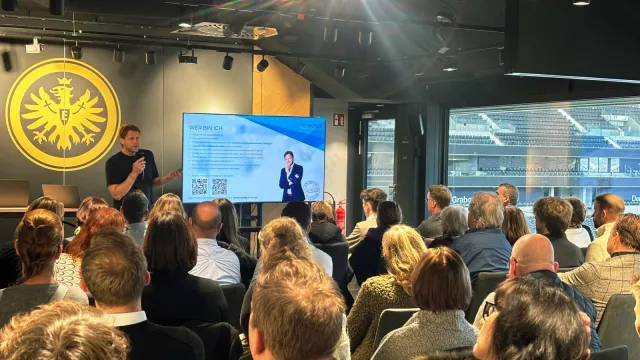 Bild: Eugen Mönig hält Impulsvortrag zur Zukunft der KI in der Wohnungswirtschaft im Deutsche Bank Park Frankfurt