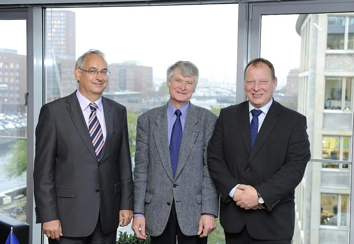 Jörg Langkabel, Christian Strobel und Sönke Pohl präsentierten in Hamburg das neue DNV Bulk Carrier Booklet.