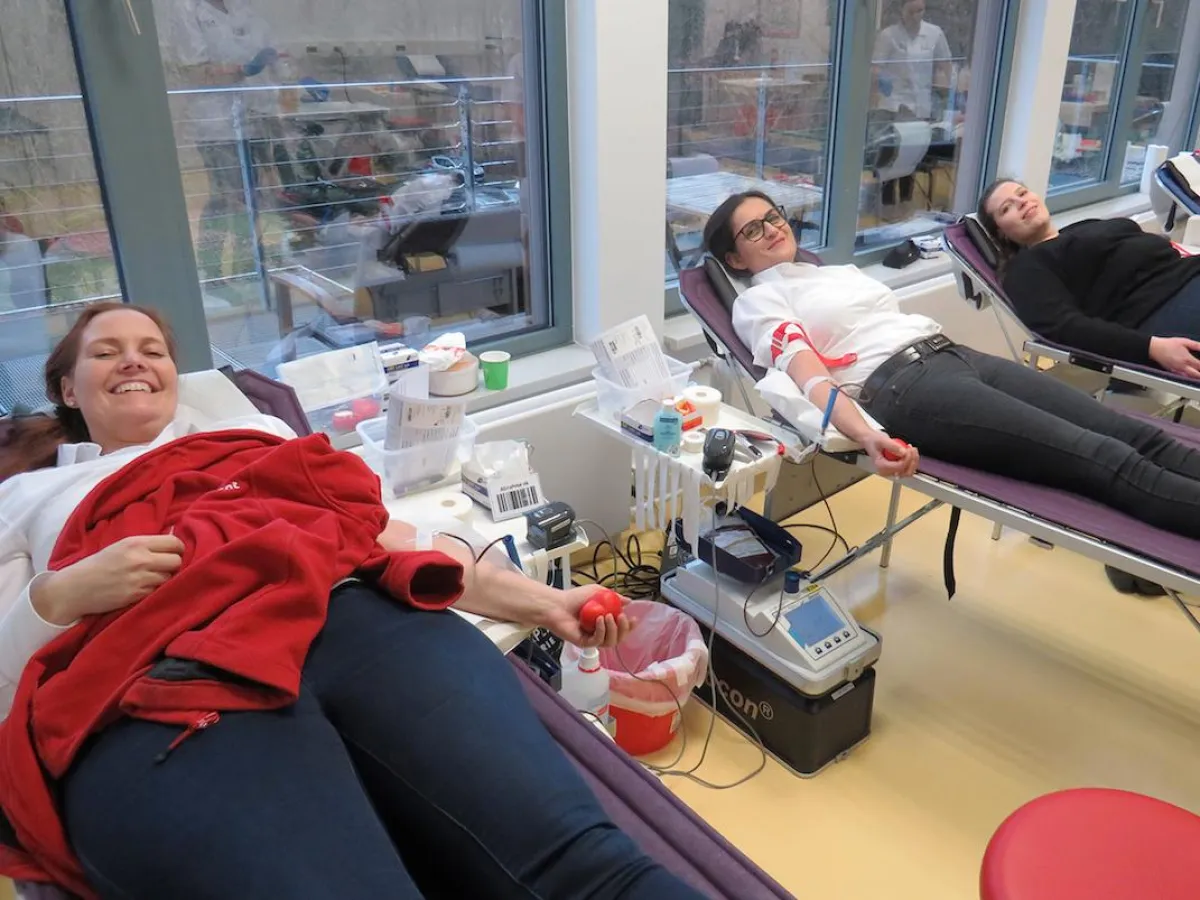 Spenden 500 Milliliter Blut: Kerstin Tamm, Alexandra Rieke da Rocha und Kerstin Wittemeier.