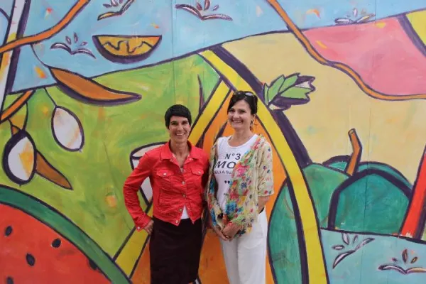 Frische Farben im Herzen Frankfurts: Künstlerinnen gestalten Bauzaun des DomRömer-Quartiers Bild: Frische Farben im Herzen Frankfurts: Künstlerinnen gestalten Bauzaun des DomRömer-Quartiers