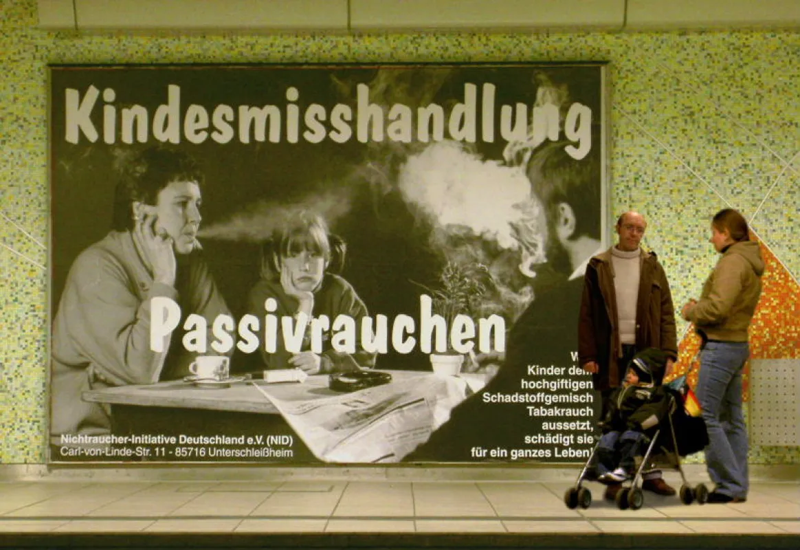 Paul Lenz im Gespräch mit einer Mutter