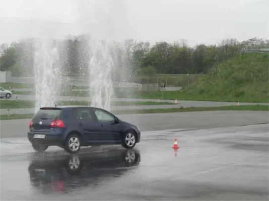 Bild: Vollbremsung, Slalom und jede Menge Spaß - Bundesweite Fahrsicherheitstrainings für Frauen