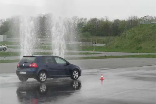 Bild: Vollbremsung, Slalom und jede Menge Spaß - Bundesweite Fahrsicherheitstrainings für Frauen