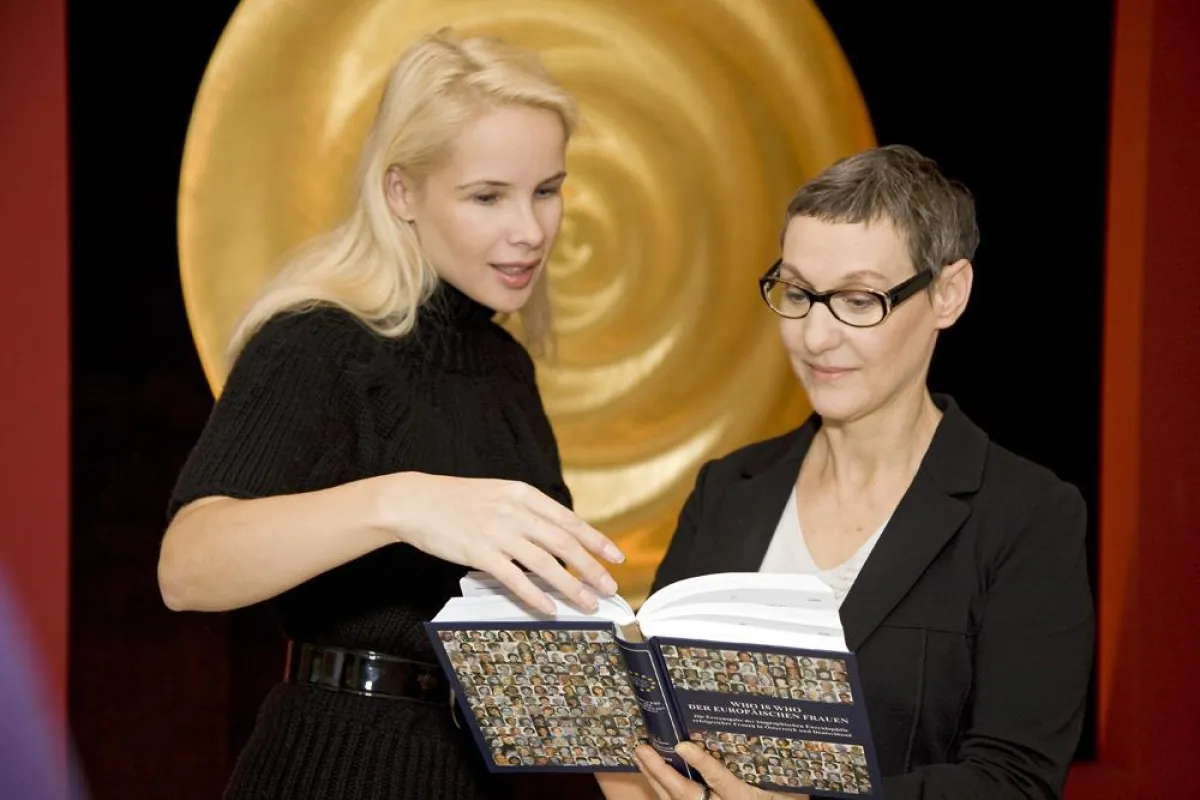 S.Leifheit u. Direktorin A.Simml mit dem Who is Who der europäischen Frauen. © B.Noll/Who is Who. Abdruck honorarfrei bei Nennung.