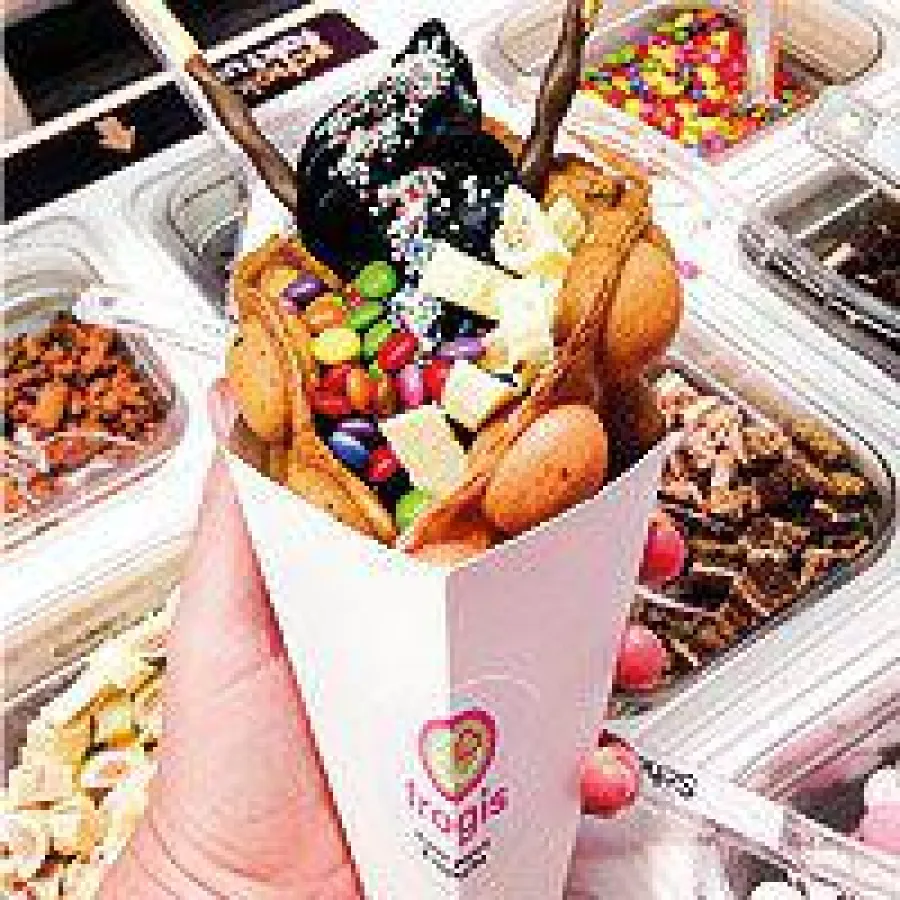 frogis Eggwaffel mit Frozen Yogurt (Sorte: schwarze Vanille)