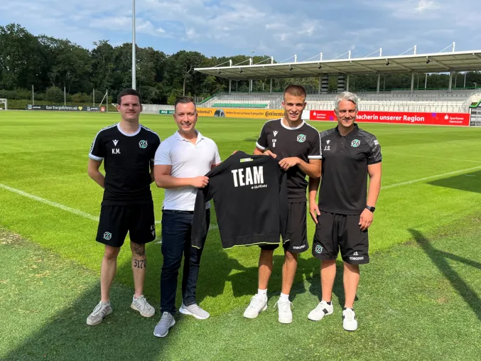 Zweite Runde: U19-Spieler von Hannover 96 beginnt Ausbildung bei EASYFITNESS Bild: Zweite Runde: U19-Spieler von Hannover 96 beginnt Ausbildung bei EASYFITNESS
