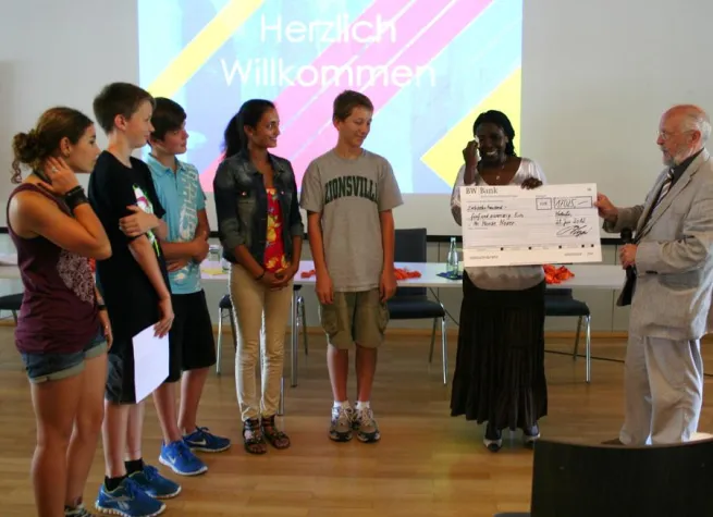 Bestseller-Autorin Mende Nazer nahm 17.000 Euro entgegen Bild: Bestseller-Autorin Mende Nazer nahm 17.000 Euro entgegen